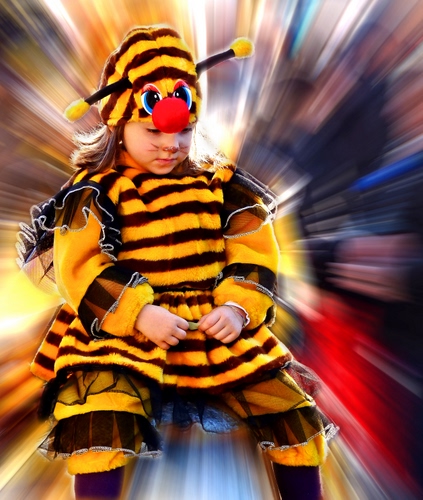 Immagine con giallo, ape, carnevale, maschera, bambina, costume, bimba, mani, naso, righe