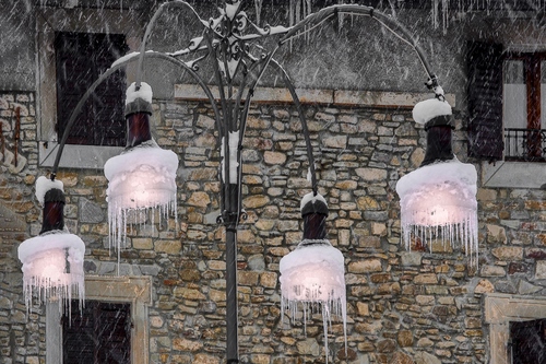 Immagine con ghiaccio, finestre, neve, lampioni, inverno, lampione, quattro, pietra, casa, gelo, luce, freddo, pietre, lampade, ringhiera, sassi, metallo, rosa