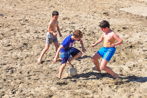Immagine con sabbia, pallone, spiaggia, gioco, calcio, bambini, giocare, palla, ragazzi, tre, ombre, azzurro, pantaloncini, ombra, sport