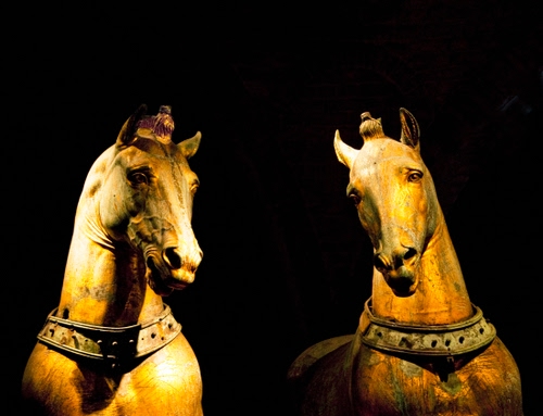 Immagine con cavalli, statue, due, nero, teste, bronzo, giallo, orecchie, oro, sculture, statua, testa, animali, occhi