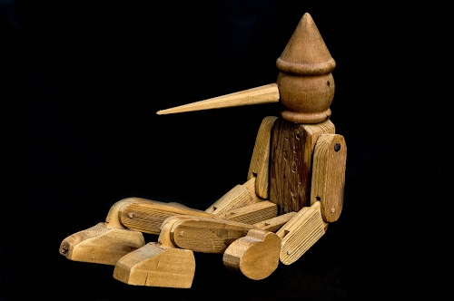Immagine con legno, pinocchio, burattino, naso, cappello, nero, pupazzo, snodato, piedi, gambe, giocattolo, braccia, cono, marrone