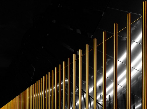 Immagine con oro, nero, tubi, prospettiva, acciaio, notte, cancellata, pali, giallo, diagonale, riflesso, notturno