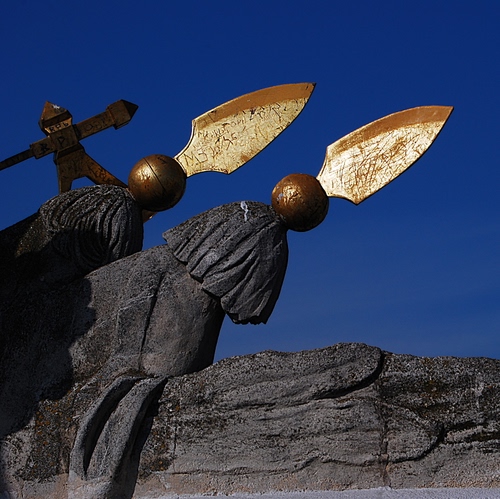 Immagine con oro, lance, punte, monumento, pietra, blu, cielo, due, azzurro, lancia