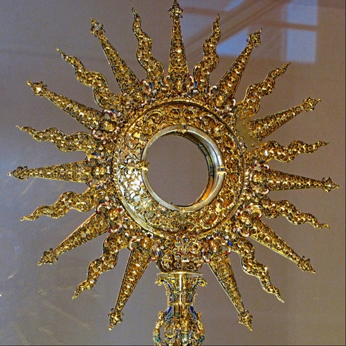 Immagine con oro, ostensorio, raggi, cerchio, sole, punte, dorato, reliquiario