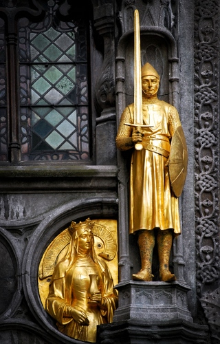 Immagine con oro, spada, scudo, statua, finestra, statue, madonna, soldato, palazzo, regina