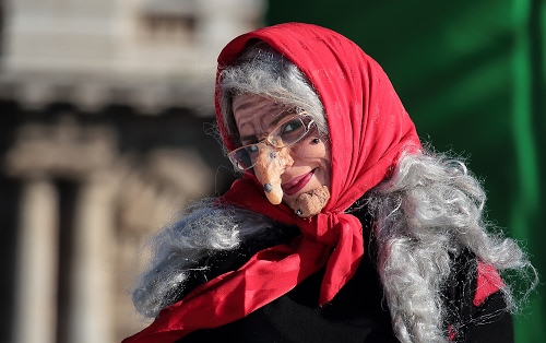 Immagine con befana, rosso, occhiali, capelli, naso, maschera, foulard, donna, fazzoletto, nasone, nero, vecchia, bianco, parrucca, bocca, sfocato, occhi, grigi