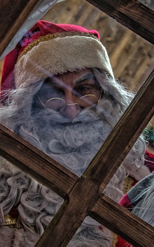 Immagine con barba, occhiali, natale, legno, babbo, rosso, finestra, bianco, cappello, berretto, vetro, occhi, ics, baffi