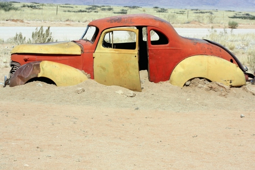 Immagine con abbandono, giallo, auto, sabbia, automobile, rosso, rottame, deserto, macchina, sportello