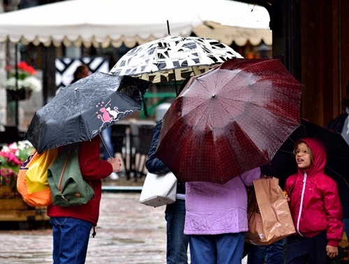 Immagine con ombrelli, pioggia, persone, bambino, borse, zaini, bagnato, colori, ombrello