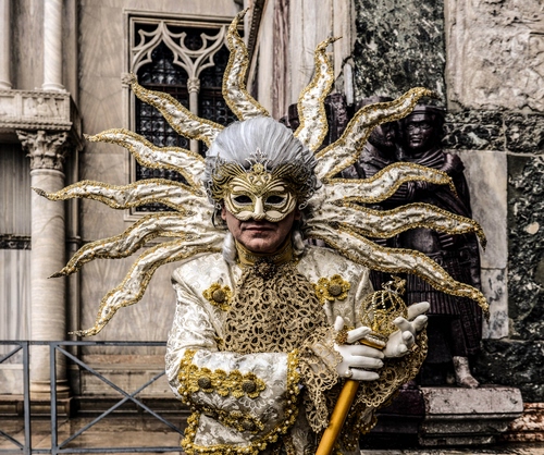 Immagine con maschera, raggi, sole, carnevale, oro, costume, venezia, bianco