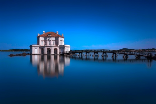 Immagine con ponte, riflesso, mare, blu, acqua, cielo, finestre, tetto, villa, comignoli, isola, palazzo, lago