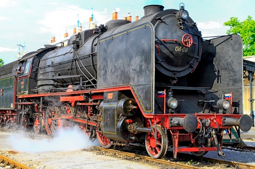 Immagine con treno, locomotiva, vapore, binari, nero, ruote, fumo, rosso, rotaie