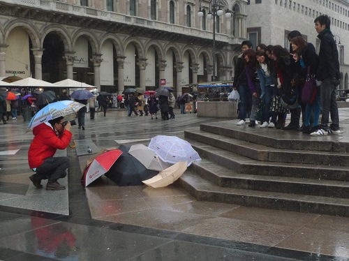 Immagine con ombrelli, pioggia, fotografo, piazza, scale, gruppo, scalini, persone, gradini, scala