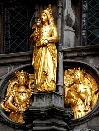 Immagine con oro, statue, corone, re, regina, scettro, tre, sculture, finestre, corona, statua