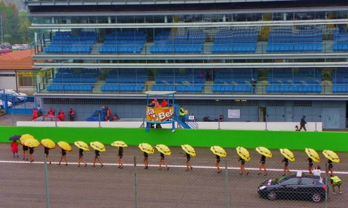 Immagine con ombrelli, giallo, auto, automobile, stadio, tribune, tribuna, ragazze, blu, fila, sfilata, parata