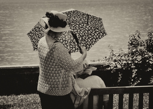 Immagine con ombrello, bianconero, cappello, acqua, donna, panchina, donne, mare, staccionata, cappelli