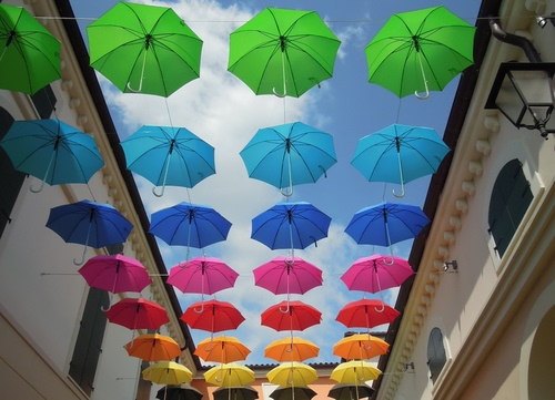 Immagine con ombrelli, verde, blu, colori, azzurro, cielo, lampione, nuvole, giallo