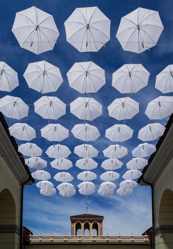 Immagine con ombrelli, bianco, cielo, archi, appesi, nuvole, azzurro, blu, bianchi, prospettiva, installazione