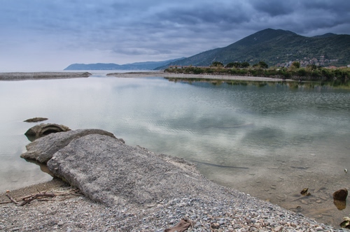 Immagine con acqua, nuvole, lago, mare, montagna, cielo, riflesso, montagne, monte, alberi