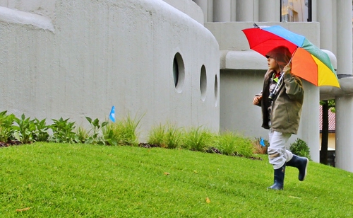 Immagine con prato, ombrello, stivali, bambina, colori, erba, verde, pioggia, bambino, multicolore
