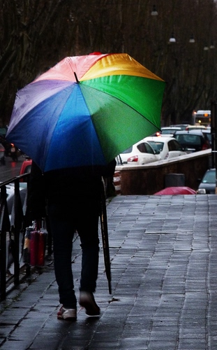 Immagine con ombrello, pioggia, barche, colori, passante, uomo, arcobaleno, auto, multicolore, persona