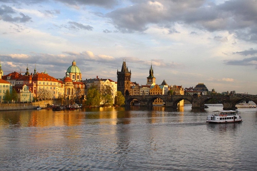 Immagine con fiume, ponte, nuvole, cupola, acqua, città, cielo, torri, battello, barca, panorama, alberi, chiesa, navigazione, scorcio, traghetto, riflessi, praga