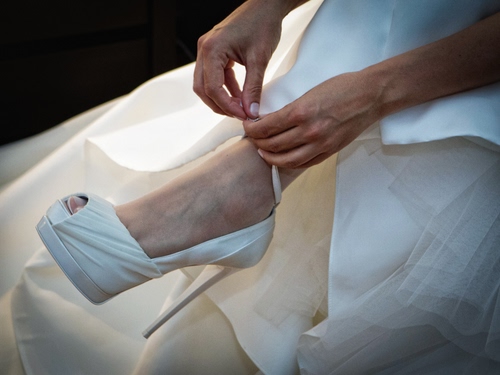 Immagine con mani, scarpa, bianco, sposa, piede, tacco, vestito, abito, scarpe, allacciare