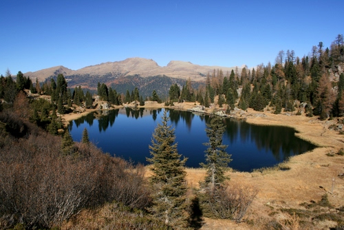 Immagine con lago, alberi, montagna, montagne, riflesso, acqua, cielo, specchio