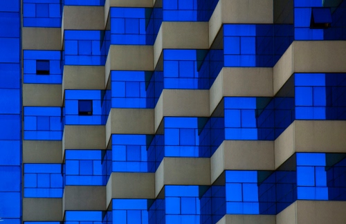 Immagine con finestre, blu, grigio, palazzo, quadrati, geometrie, rettangoli, simmetria, azzurro