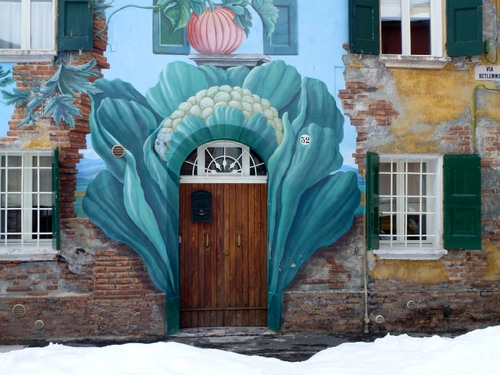 Immagine con murales, porta, finestre, azzurro, zucca, portone, dipinto, neve