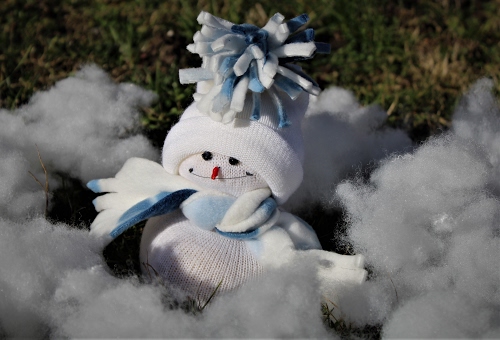 Immagine con pupazzo, sciarpa, cappello, bianco, ovatta, neve, rosso, natale, azzurro, celeste, berretto, naso, erba, verde, inverno, occhi, cotone