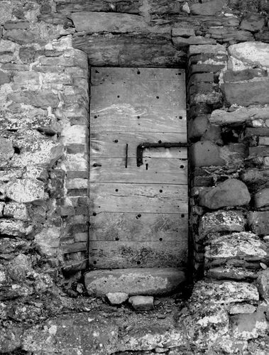 Immagine con porta, legno, pietre, bianconero, catenaccio, muro, chiavistello