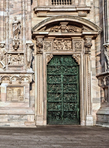 Immagine con portale, statue, bronzo, portone, chiesa, porta, marmo, arco, verde, bassorilievi, statua