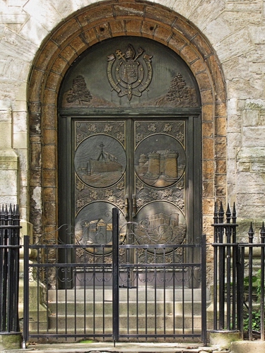 Immagine con cancello, porta, ferro, portale, arco, stemma, portone, incisioni, cerchi