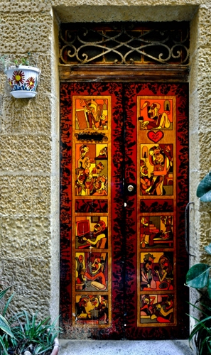 Immagine con porta, piante, vaso, disegni, verde, pianta