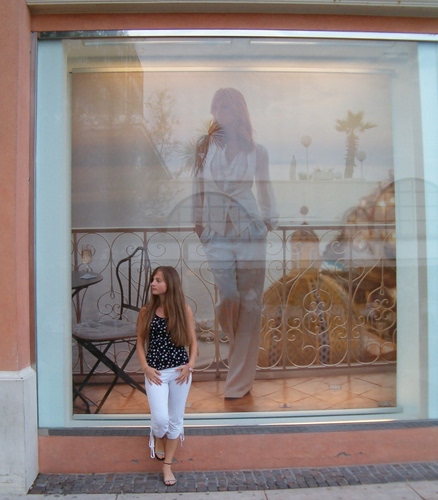 Immagine con vetrina, ragazza, riflesso, modella, ringhiera, bianco, cupola, sedia