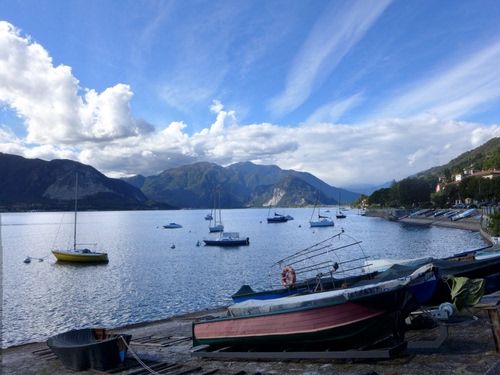 Immagine con barche, nuvole, lago, montagne, acqua, cielo, panorama, montagna, porto