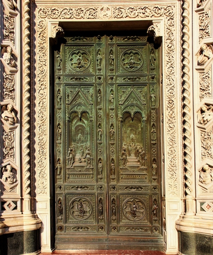 Immagine con porta, bronzo, chiesa, verde, marmo, portale, bassorilievi, formelle, figure, sculture, legno, incisioni