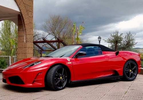 Immagine con ferrari, rosso, rossa, automobile, lampione, ruote, sportiva, nuvole, cielo, auto, alberi, bolide