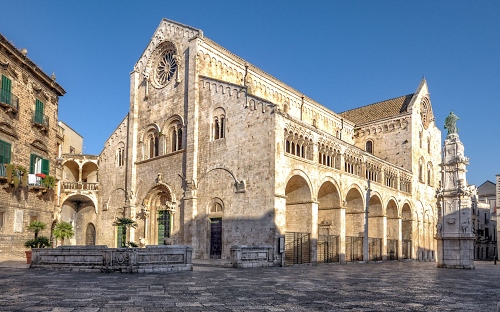 Immagine con piazza, rosone, chiesa, archi, cattedrale, finestre, porte, monumento, piante, colonne, duomo, case, portone, cielo, facciata, statua, sagrato, romanico, porticato, azzurro, bifore, ringhiere