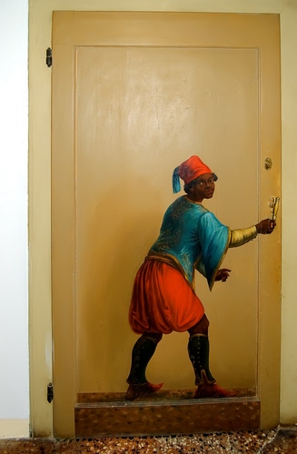 Immagine con porta, rosso, azzurro, cappello, dipinto, murales, disegno, maniglia, moro, fez, uomo, nero, giallo, serratura, cerniere, arabo
