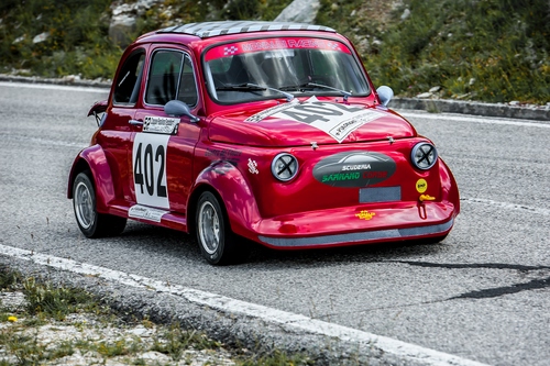 Immagine con cinquecento, strada, rosso, corsa, auto, rossa, automobile, gara, numeri, sport, macchina, numero