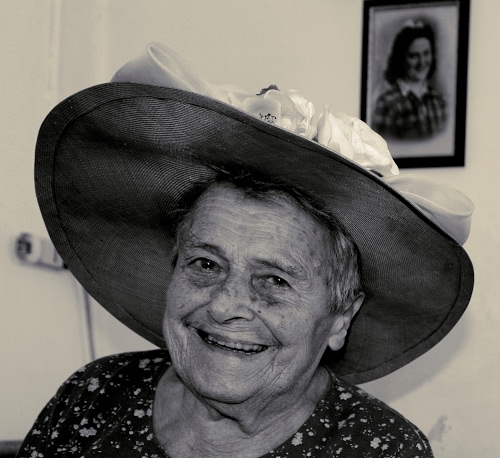 Immagine con cappello, sorriso, donna, quadro, ritratto, anziana, bianconero, fiocco, occhi, fotografia, naso, vecchia, bocca, fiori, cornice