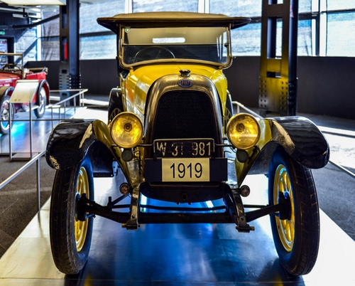 Immagine con ruote, automobile, targa, epoca, auto, giallo, gialla, esposizione, fanali, fari, anno