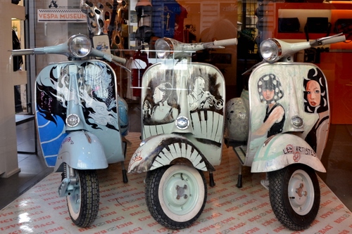 Immagine con tre, ruote, vetrina, vespa, moto, vespe, disegni