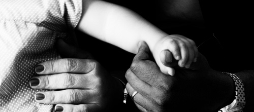 Immagine con mani, bianconero, unghie, bambino, anello, braccio, donna, tre, dita