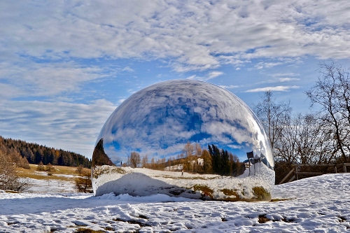 Immagine con neve, nuvole, alberi, cielo, sfera, bianco, azzurro, riflessi, inverno, bosco, riflesso, fantascientifico, casa, erba, palla, verde, vetro, fantascienza, rami