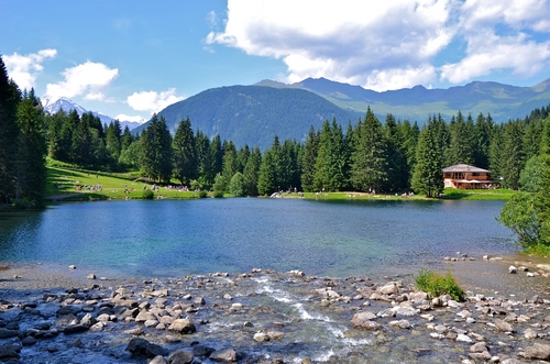 Immagine con lago, acqua, alberi, montagna, fiume, casa, sassi, nuvole, verde, panorama, paesaggio, pini