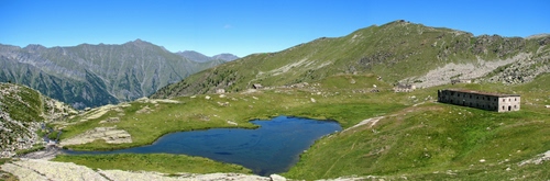 Immagine con montagna, lago, rifugio, panorama, acqua, prati, verde, paesaggio, laghetto, montagne