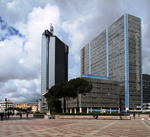 Immagine con piazza, grattacielo, grattacieli, nuvole, palazzi, vetro, finestre, città, alberi, edifici